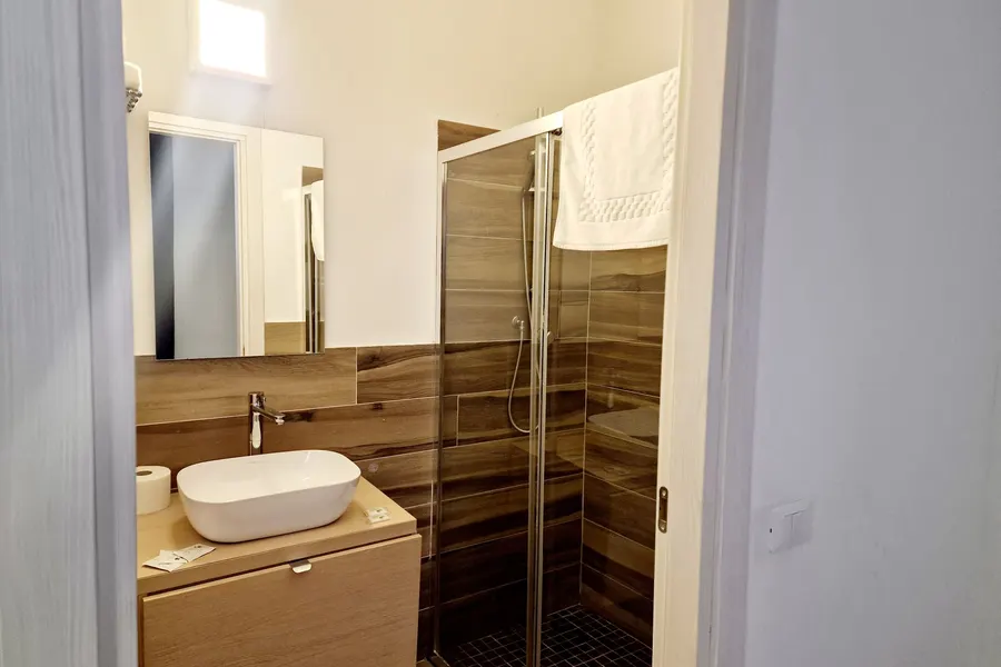 Bagno privato della camera quintupla, con doccia e lavabo in appoggio