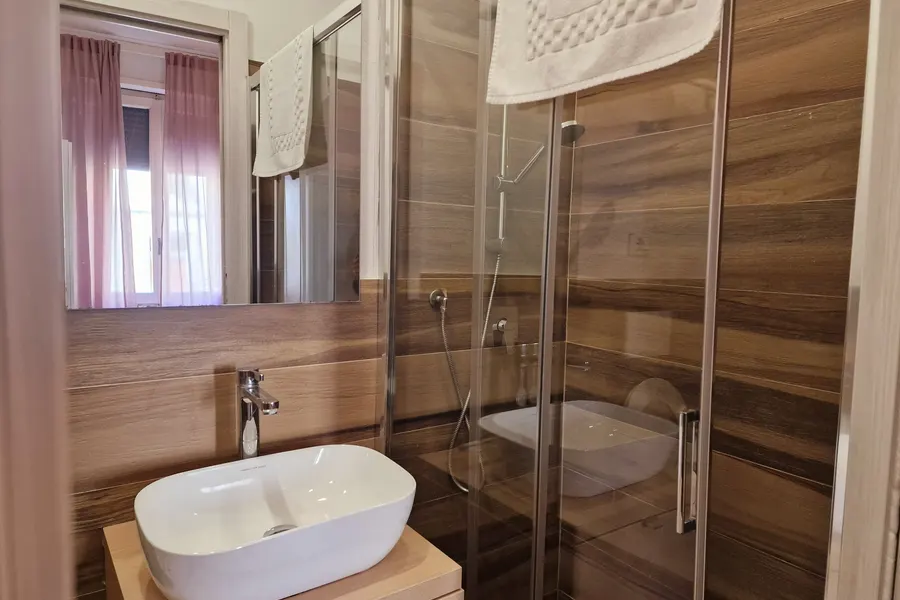 Bagno privato con doccia e finestra