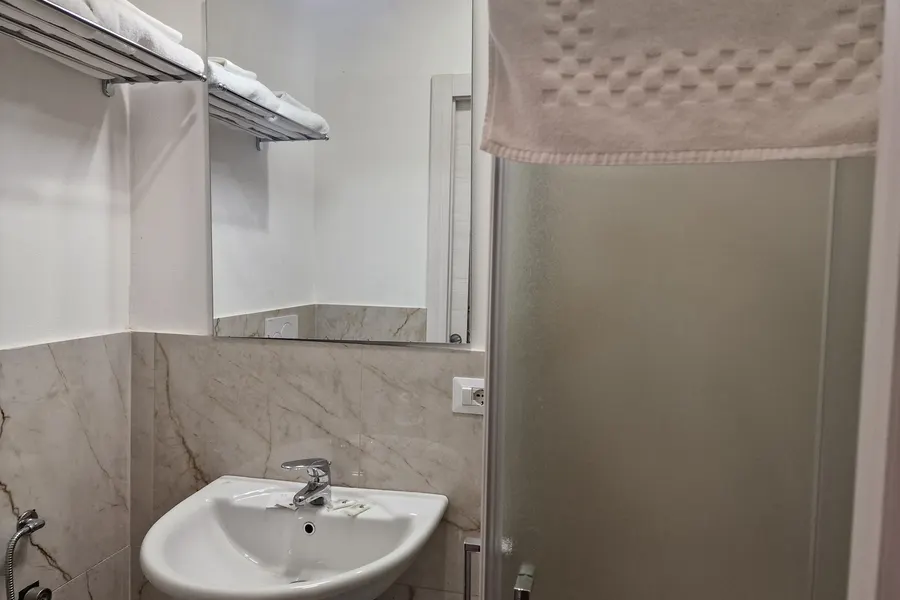 Bagno privato con rivestimento effetto marmo