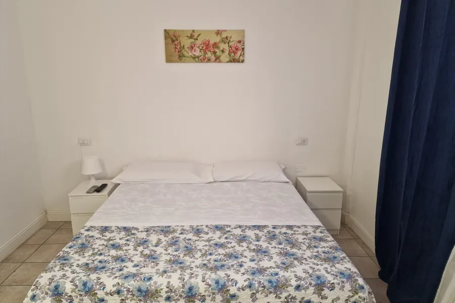 Camera doppia con letto matrimoniale e comodini