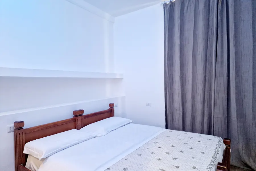 Camera doppia con letto in legno scuro