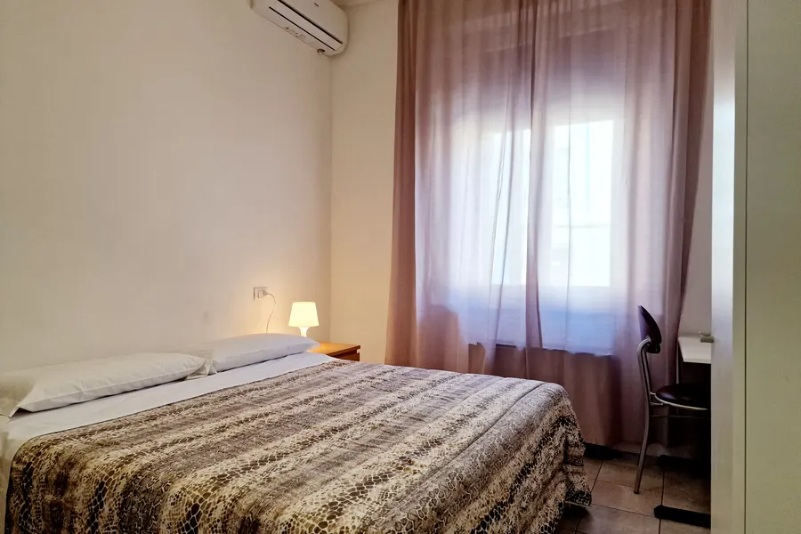 Camera doppia con scrivania e finestra