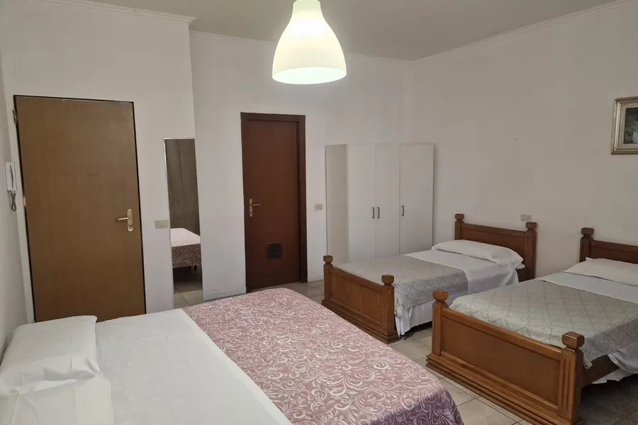 Camera quadrupla con letto matrimoniale e due letti singoli