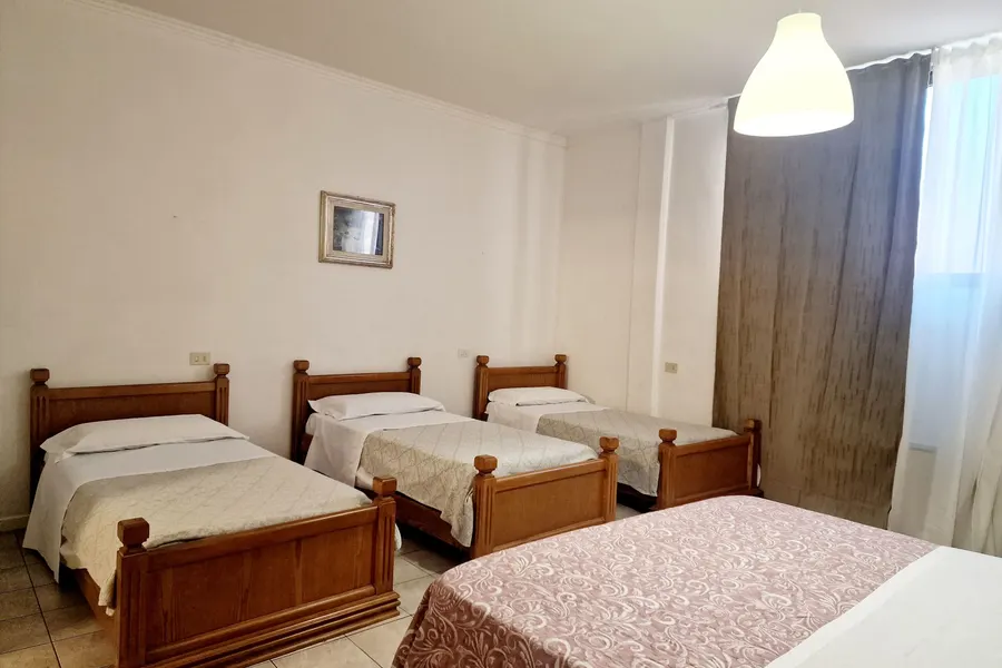 Camera quintupla: letto matrimoniale e tre letti singoli