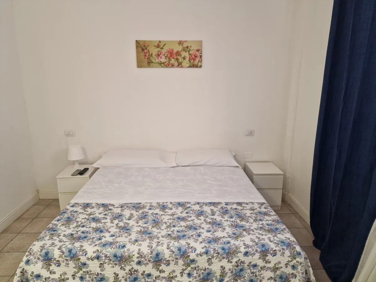 Camera doppia con letto matrimoniale e comodini all'Hotel Firenze 2000