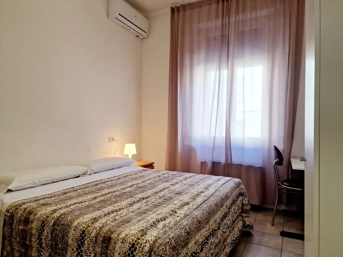 Camera doppia con letto matrimoniale, scrivania e finestra