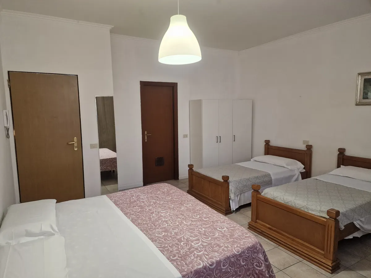 Camera quadrupla con letto matrimoniale e due letti singoli all'Hotel Firenze 2000