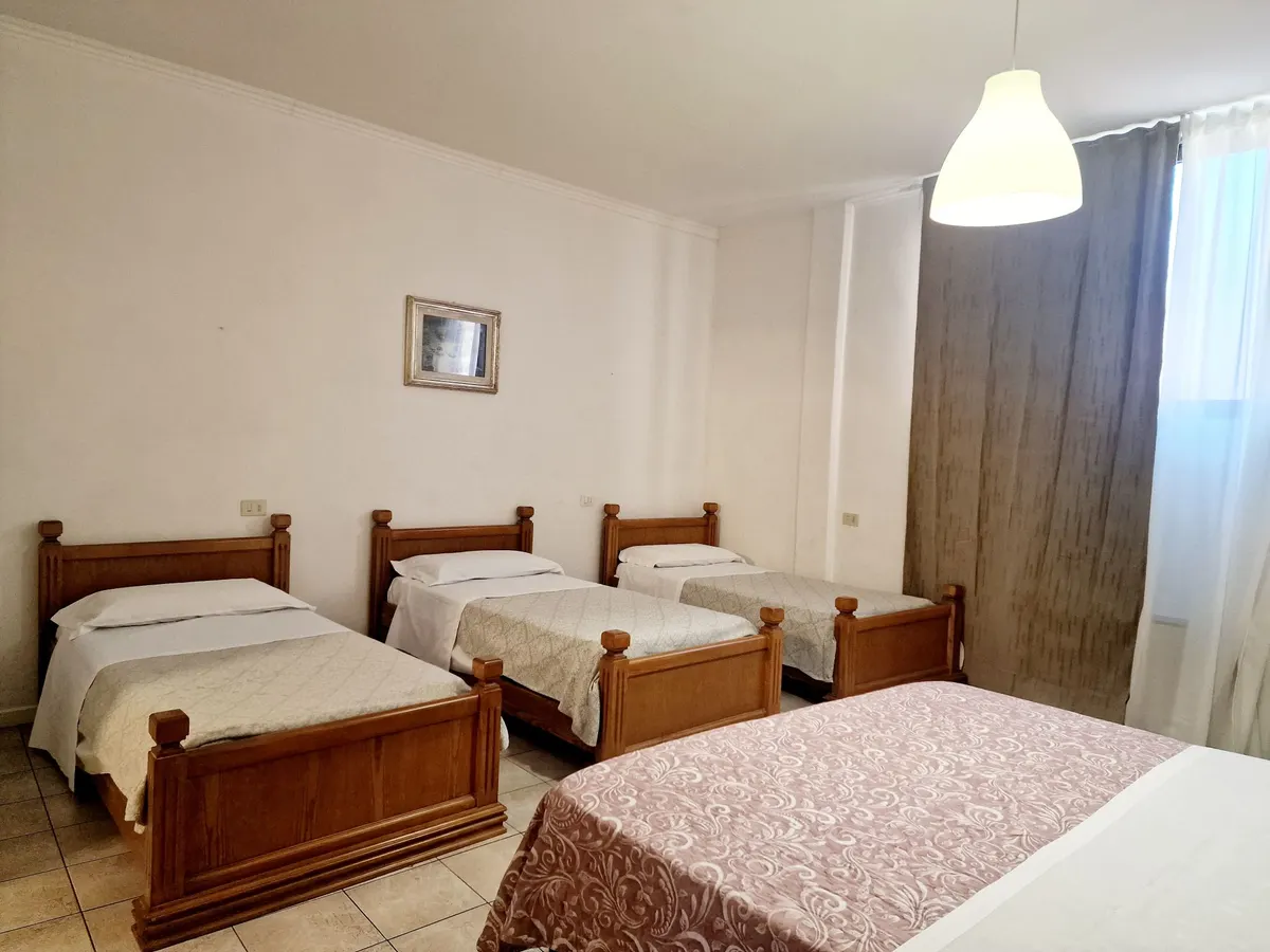 Camera quintupla dell'Hotel Firenze 2000 con letto matrimoniale e tre letti singoli